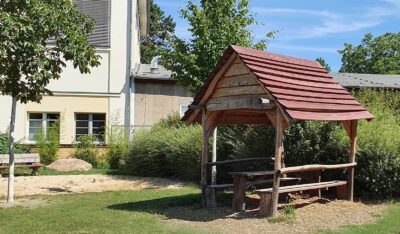 Picknickhäuschen im Garten der Schule